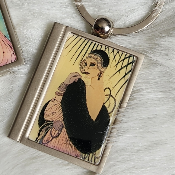 2 NEW KEYCHAINS-HOLDS A PICTURE INSIDE - Picture 3 of 6